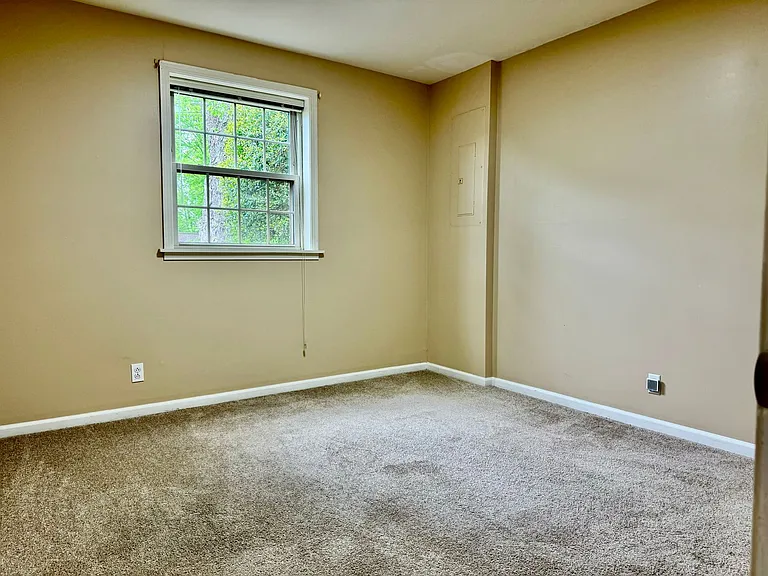 214 London Ln — Photo 31