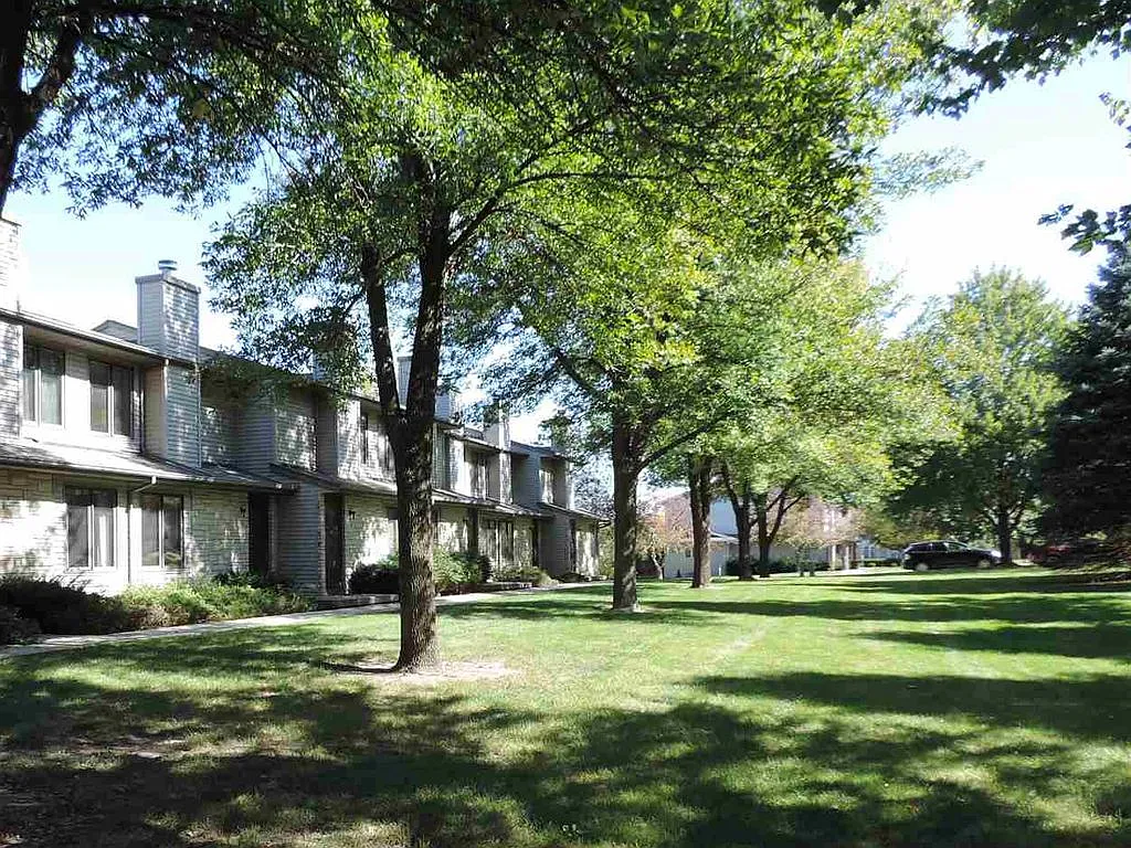 2 bed, 1.5 bath, 1244 sqft, $1,525 — Photo 2