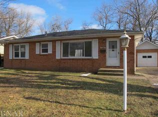 226 Meadowbrook Dr, Bloomington, IL