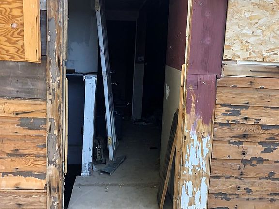 3rd image of 915 E 14th St