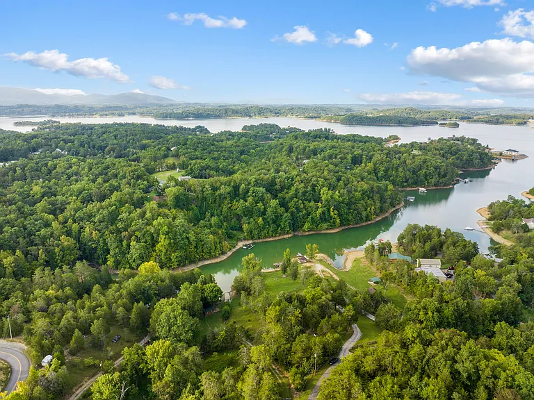 1303 Lake Front Dr — Photo 18