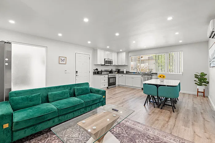2 bed, 2.0 bath, 820 sqft, $3,500 — Photo 3