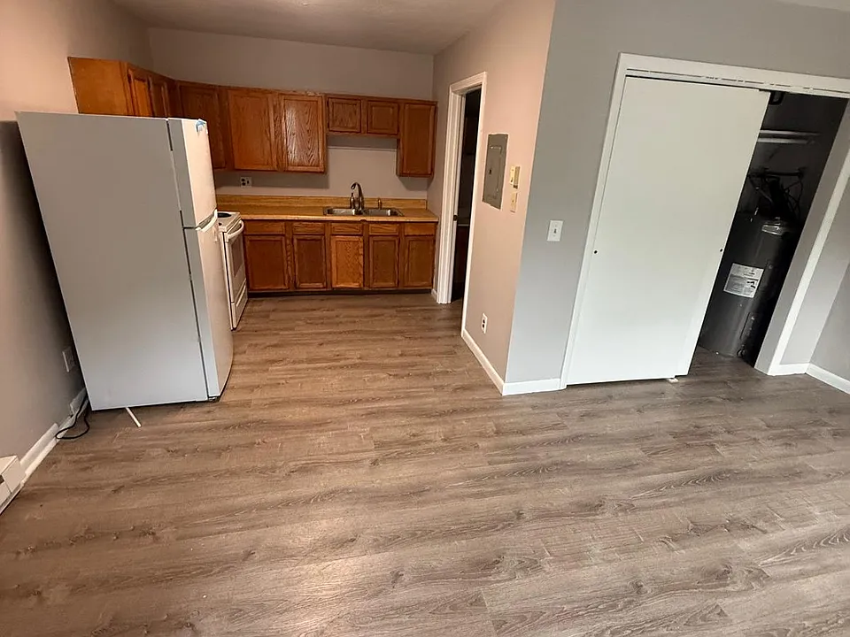 818 E Main St