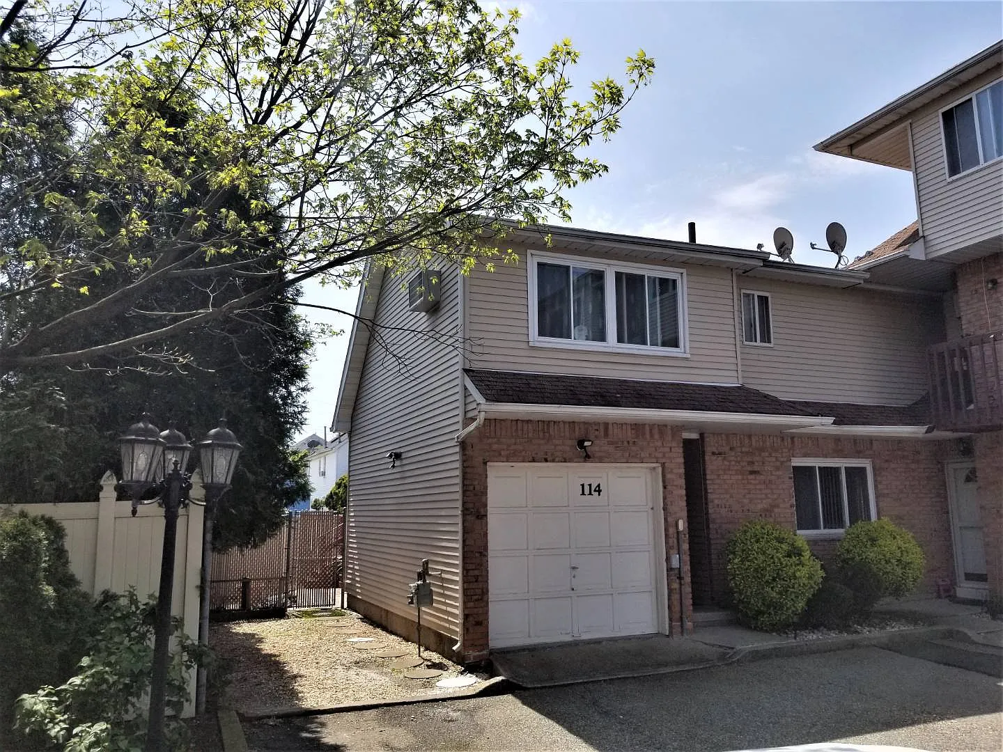 114 Goodall St photo 1