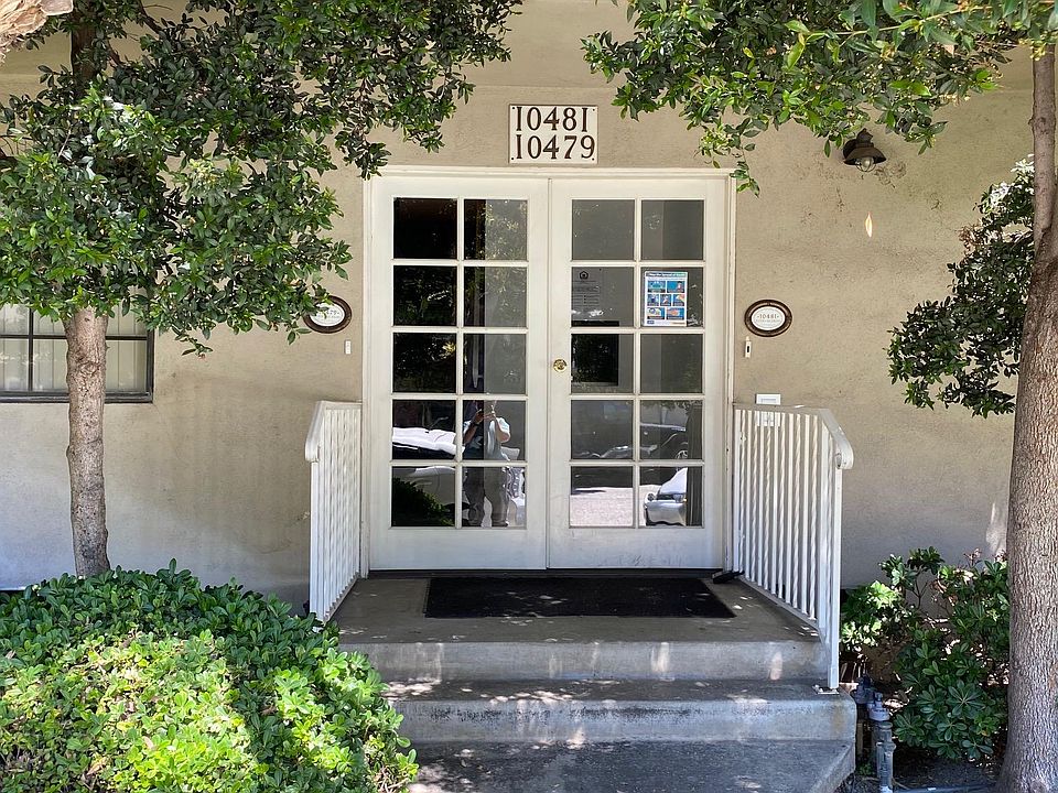 Front Entrance Only 2 units share this entrance
