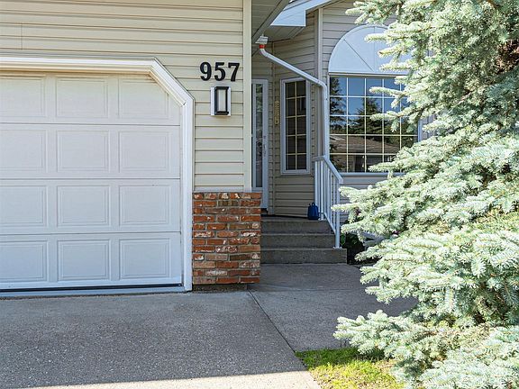 3rd image of 957 Youville Dr W