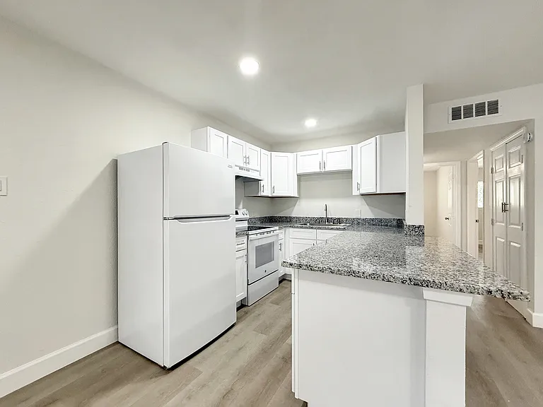 1016 E Walker St — Photo 1