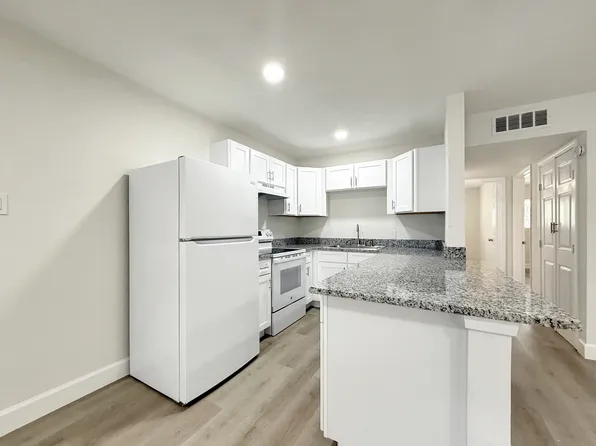 1016 E Walker St, League City, TX