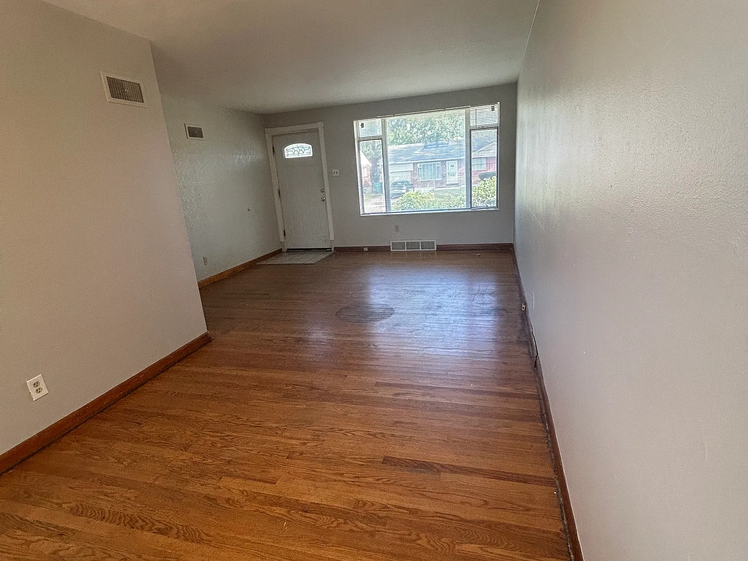 3 bed, 999 sqft, $1,375 — Photo 3