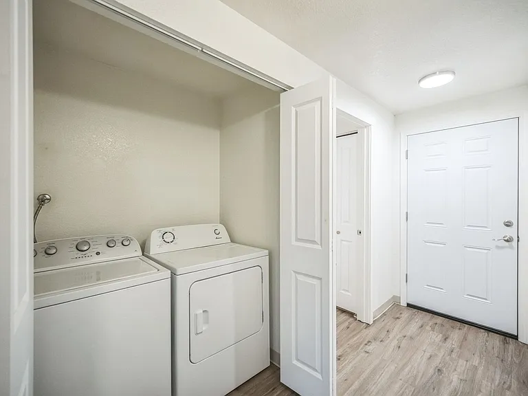 Spacious 2 Bedroom - Excellent Location! — Photo 24