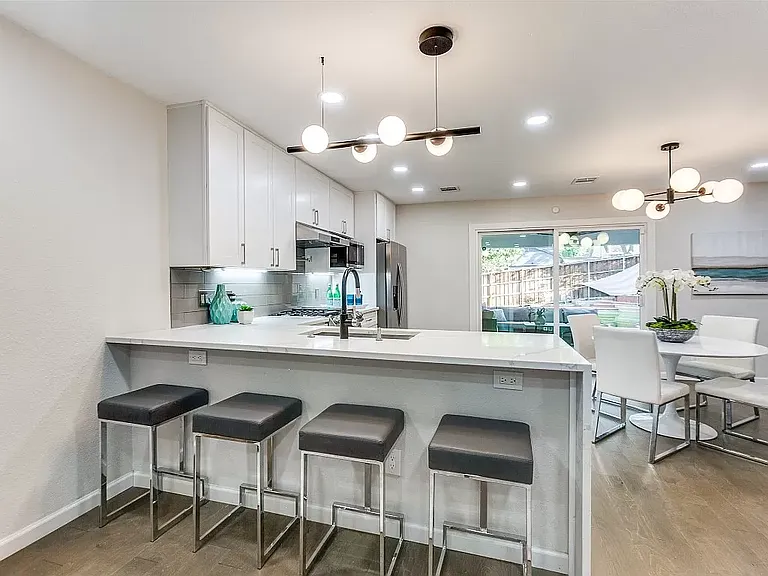 9805 Estate Ln — Photo 9