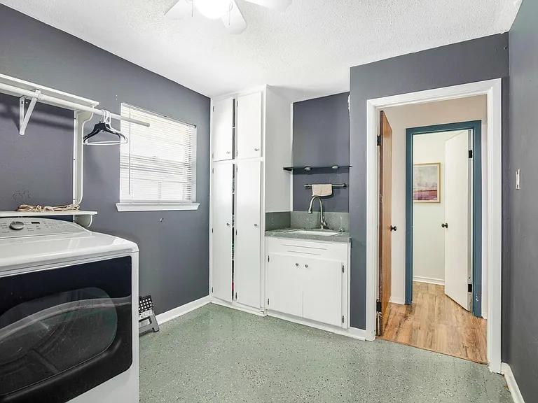 2202 Eaves Dr — Photo 15