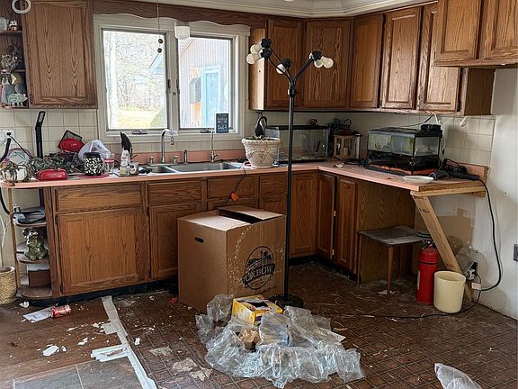 3rd image of 6915 Rink Dr