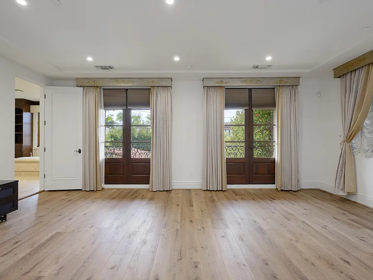 305 N Palm Dr — Photo 24