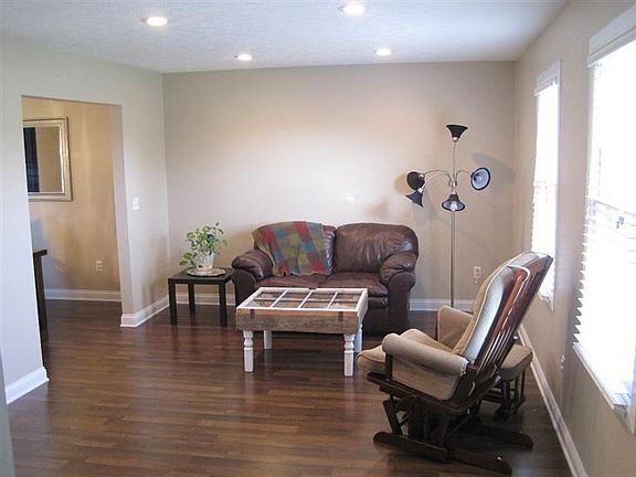 3rd image of 110 Frazer Dr