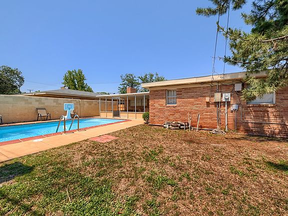 4th image of 1455 Custer Ave
