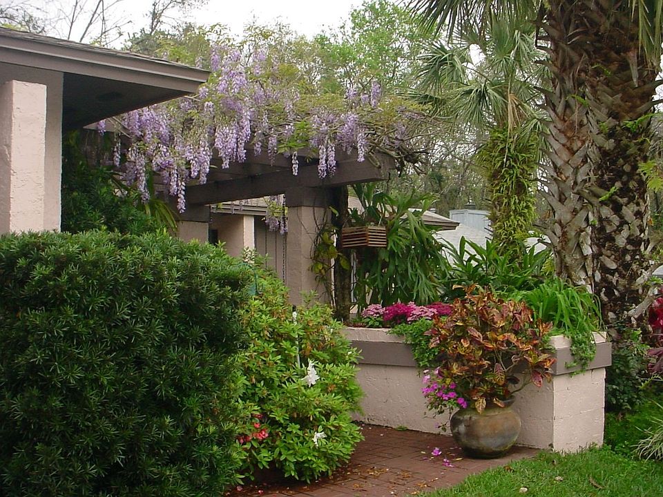 TO ENTRANCE