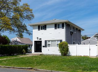 42 Madison Dr, Lindenhurst, NY 11757