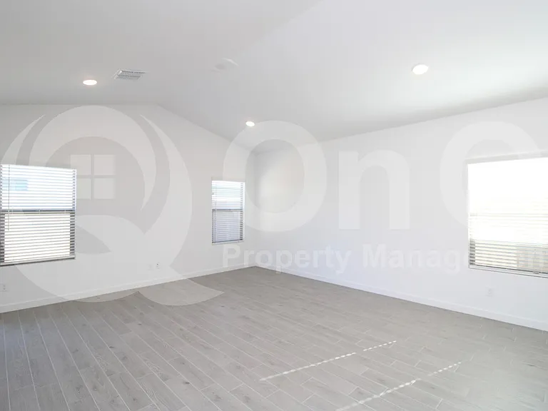 7869 N 80th Ave — Photo 5