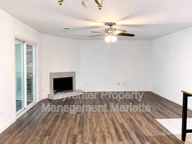 723 Hanover Ln — Photo 14