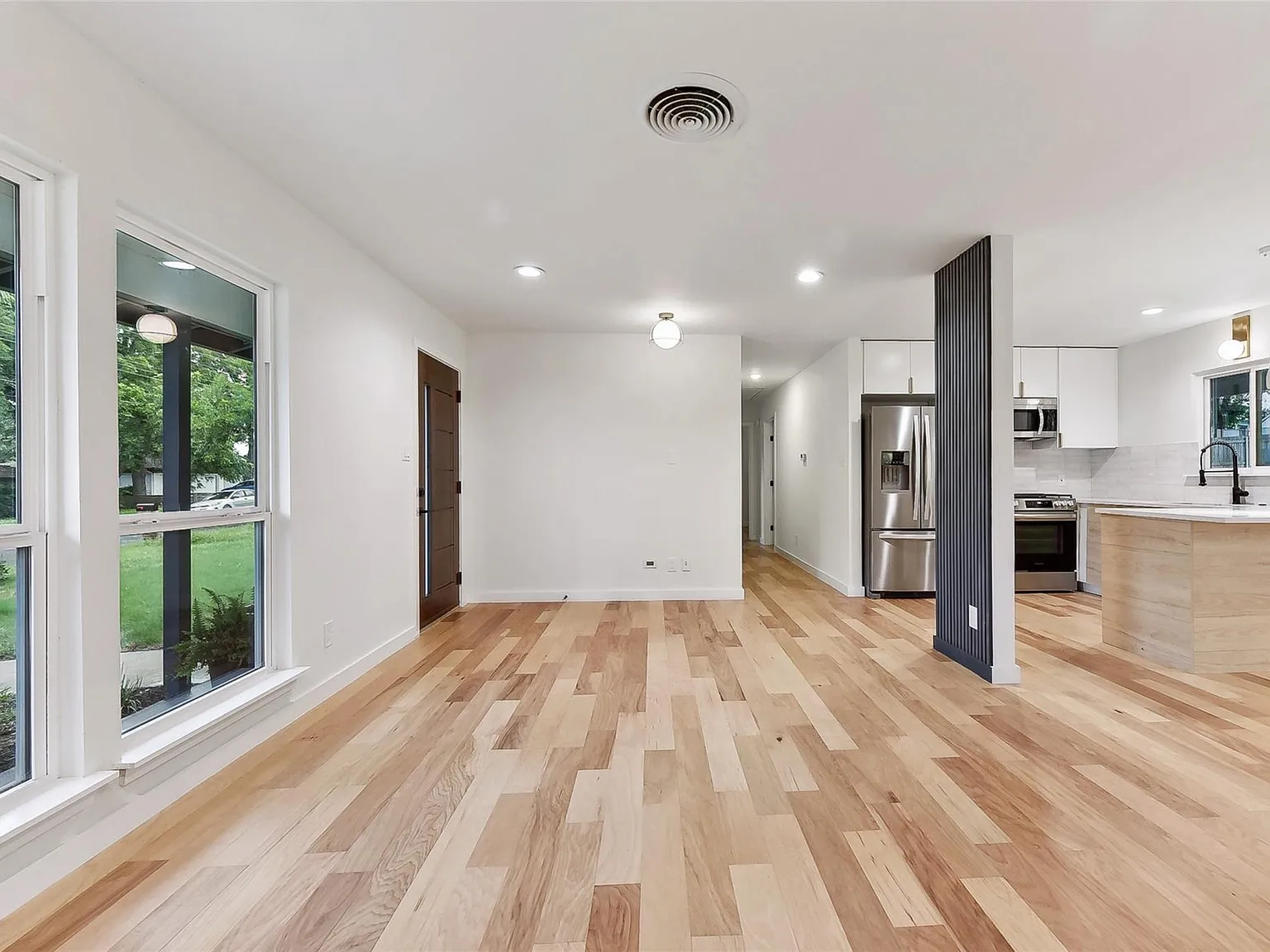3 bed, 2.0 bath, 1351 sqft, $2,700 — Photo 4
