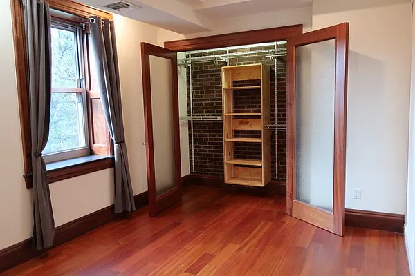 Rented by Peter Meskouris LREB | media 21