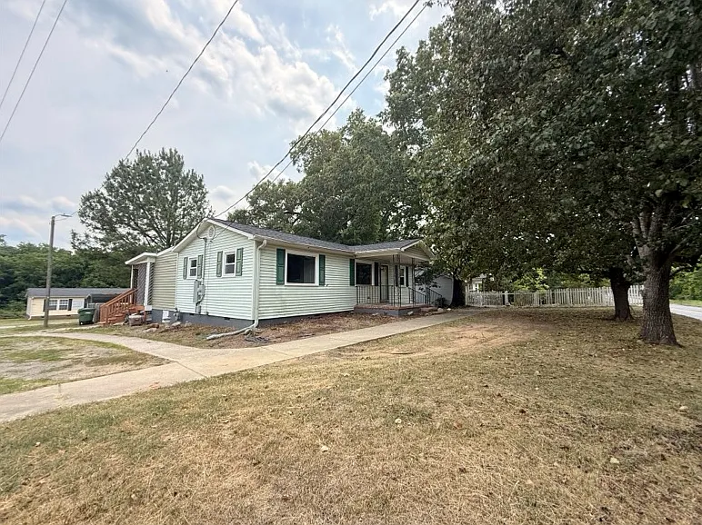 607 E Elm St