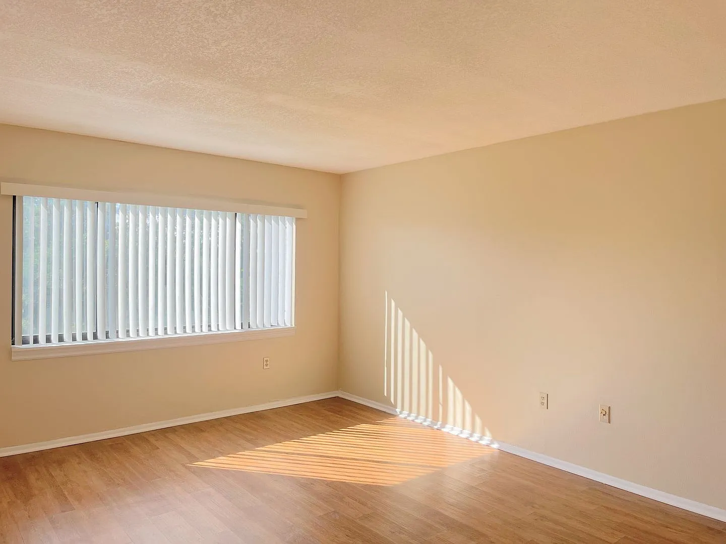 2 bed, 2.0 bath, 1001 sqft, $1,525 — Photo 2