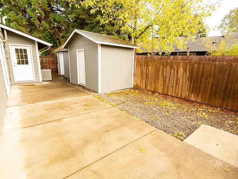 Photo of the shed in the sideyard