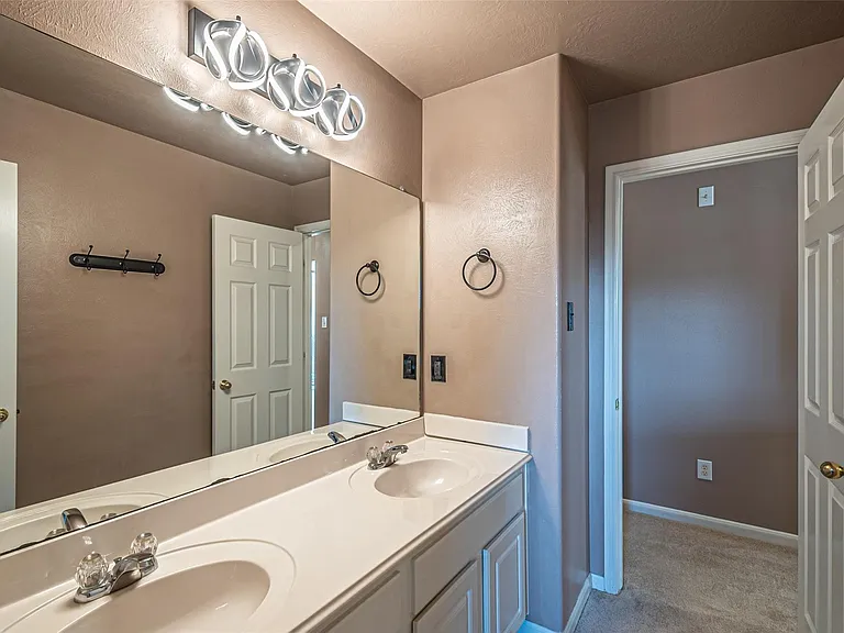 7431 Riven Oaks Ct — Photo 38