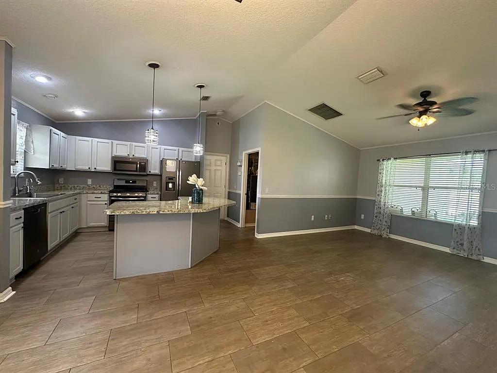 3 bed, 2.0 bath, 1392 sqft, $2,050 — Photo 3