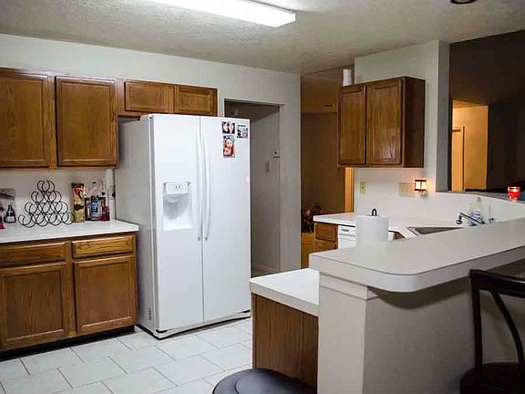 3rd image of 619 N Willow Dr