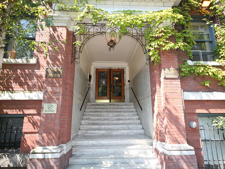 423 Terry Apartment — Photo 13