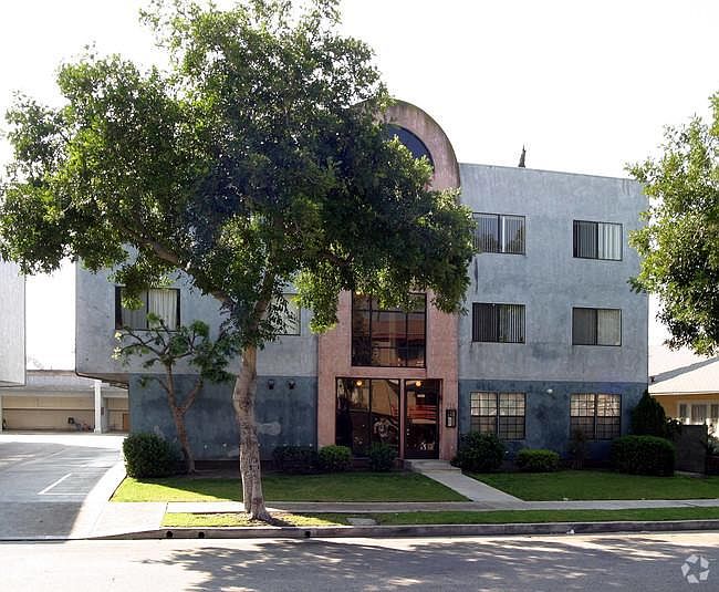 1st image of 526 Oak St APT 3