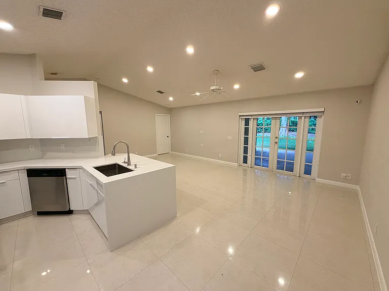 1547 Zenith Way — Photo 9