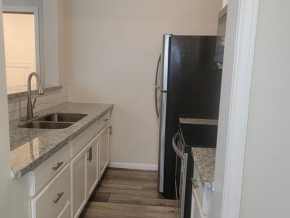 3rd image of 4313 Harrisburg Blvd #3