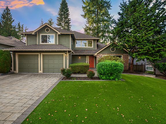 Large and easy maintain yard. All professional installed turf.