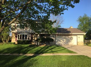 6690 Hill Ridge Dr, Greendale, WI 53129