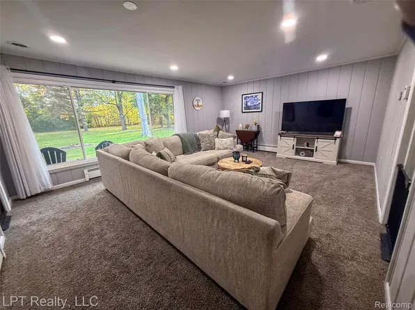 21600 Holly St, Clinton Township, MI 48035