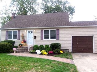 258 N Albany Ave, Massapequa, NY 11758