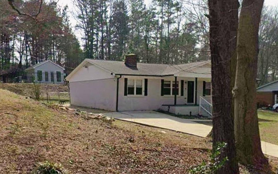 2nd image of 140 Wandering Ln