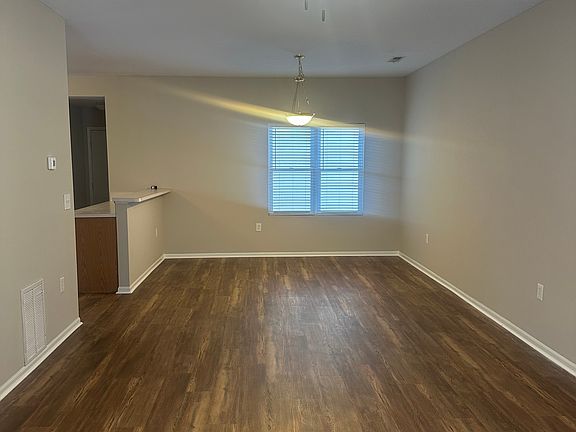 2nd image of 5834 Winchester Pike