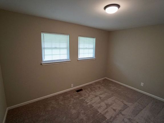5th image of 919 Hillcrest Dr