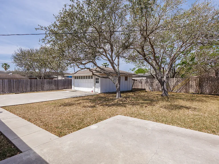 1137 Bradshaw Dr — Photo 2