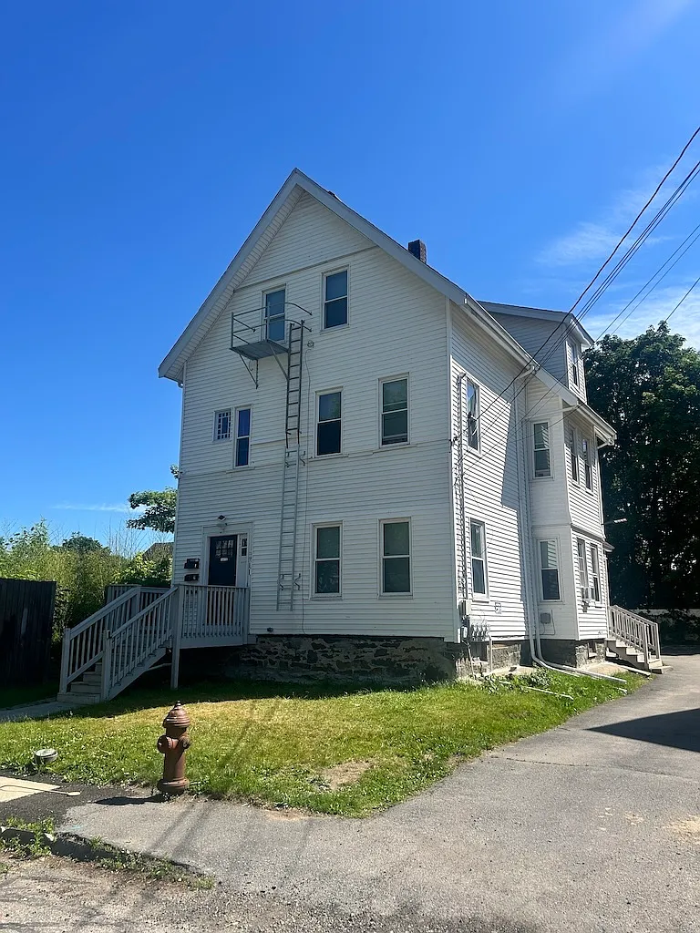 3 bed, 990 sqft, $2,550 — Photo 1