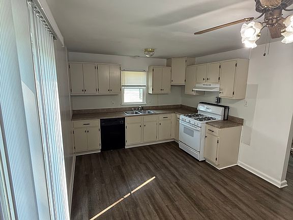 Kitchen with gas stove, refrigerator can be installed.