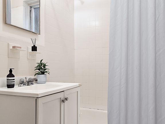 4th image of 200 W 93rd St APT 5D