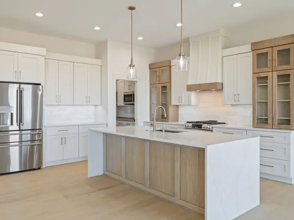 17211 Brookview Dr, Urbandale, IA 50322