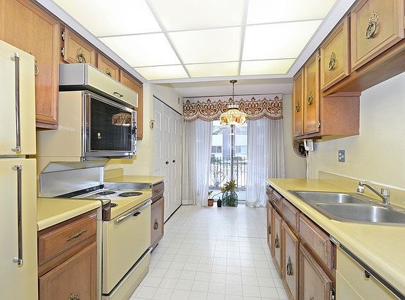3rd image of 9529 Bronx Pl #115