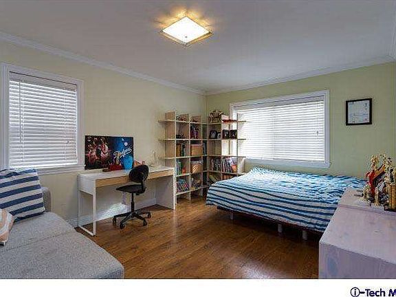 4th image of 2840 Fairmount Ave
